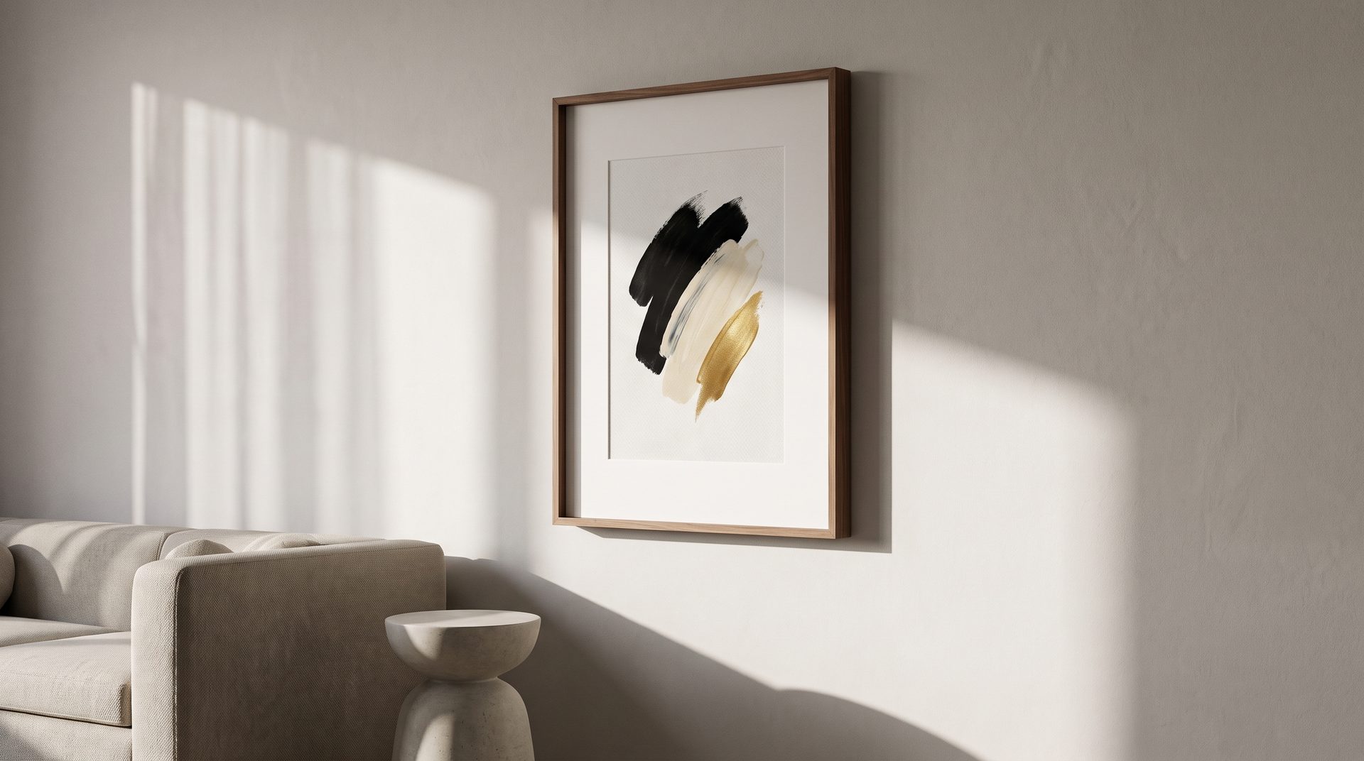 Keretezett grafika kanapé fölött, meszelt fehér falon